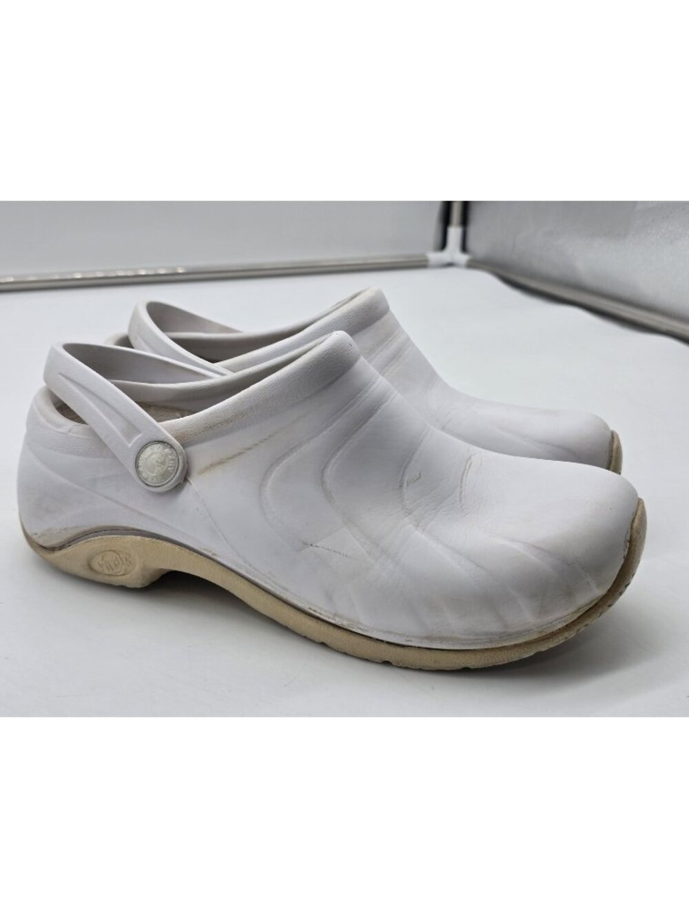 Anywear Shoes Womens Size 6 White Clog Slip On Slip Resistant Work Damaged